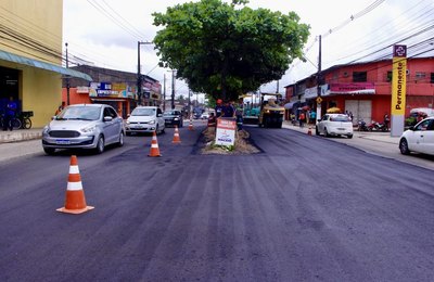 Acesso à Rota do Mar: Avenida Benedito Bentes recebe 120 toneladas de asfalto