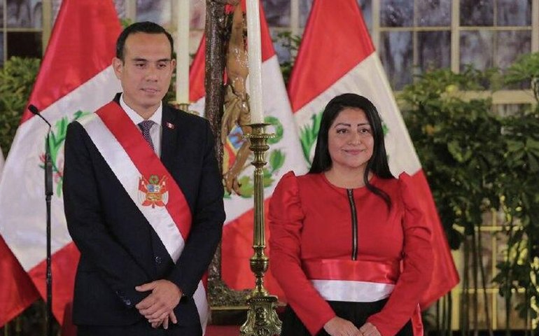 Primeira-ministra do Peru renuncia três semanas após assumir o cargo