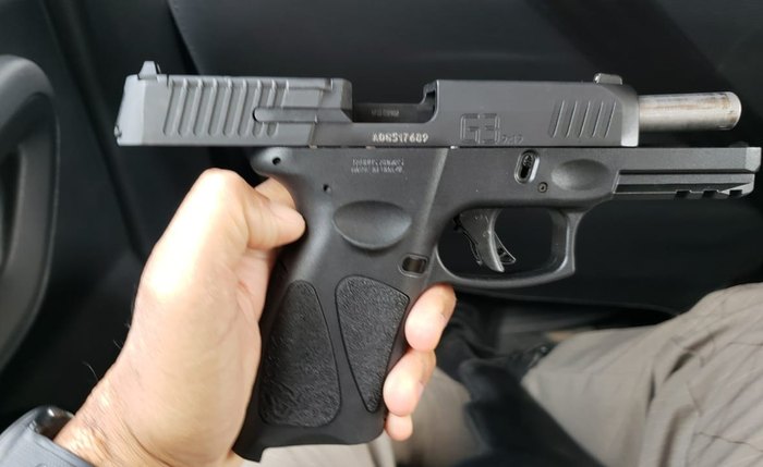 A arma de fogo usada no crime foi apreendida, e o preso foi encaminhado às autoridades competentes para a adoção das medidas cabíveis A arma de fogo usada no crime foi apreendida, e o preso foi encaminhado às autoridades competentes para a adoção das medidas cabíveis