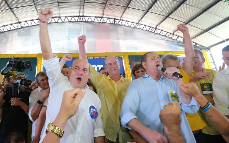 Com a presença de Ciro, PDT oficializa candidatura de Roberto Cláudio no Ceará
