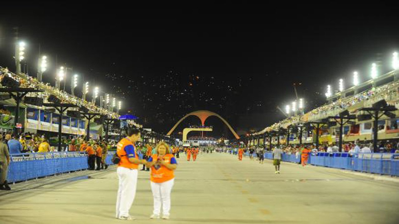 Universo infantil e homenagens marcam primeiro dia no sambódromo do Rio
