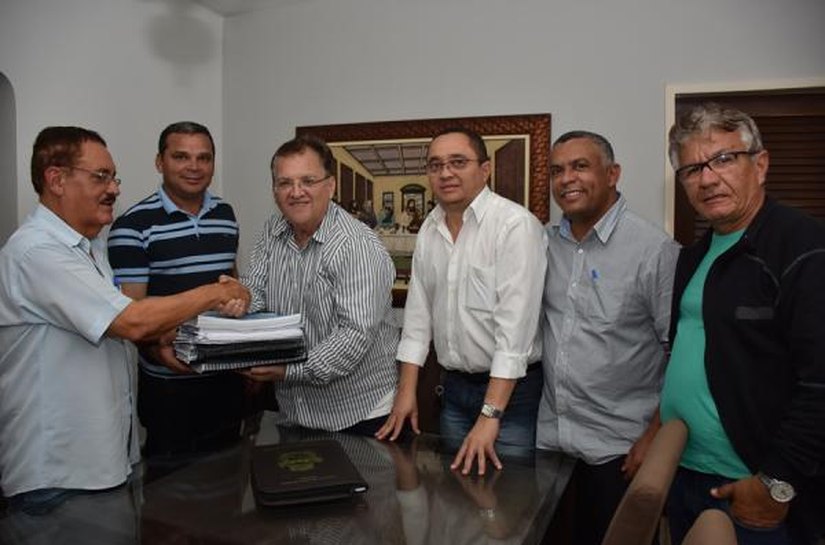 Prefeito Isnaldo Bulhões recebe projeto da Barragem do João Gomes, em Santana