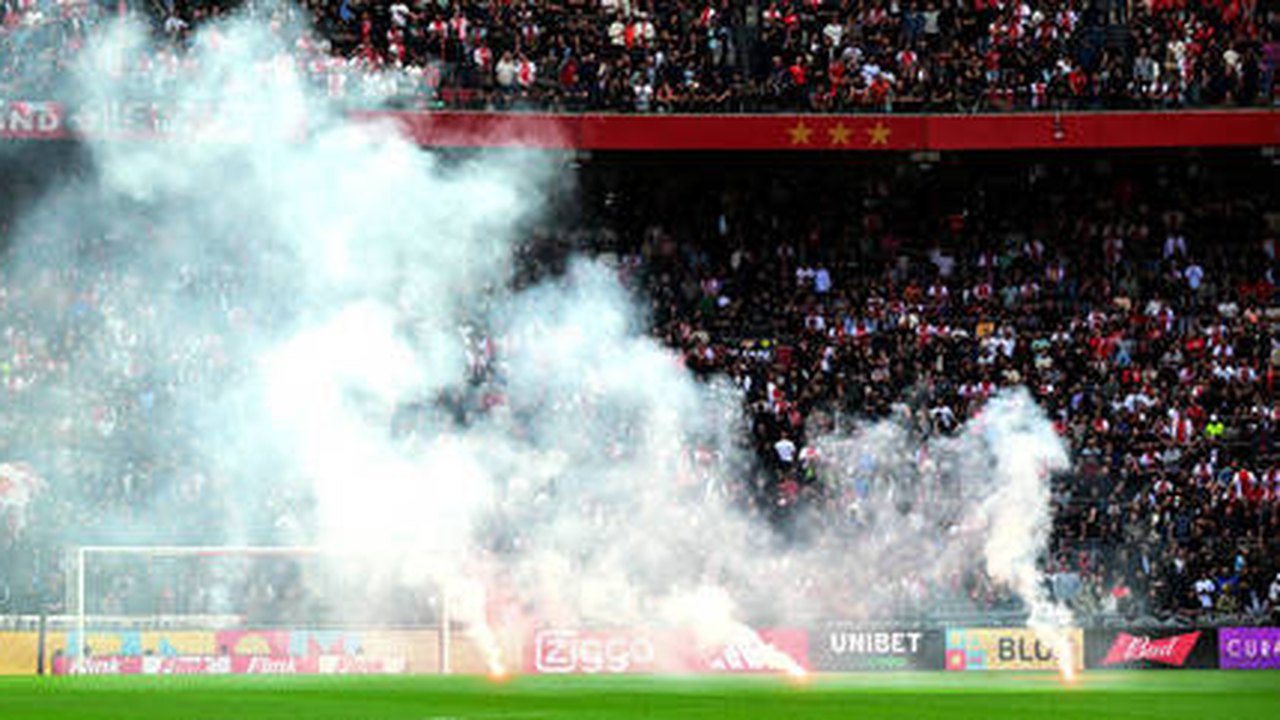 Clássico entre Ajax e Feyenoord é suspenso por arremesso de sinalizadores e vandalismo