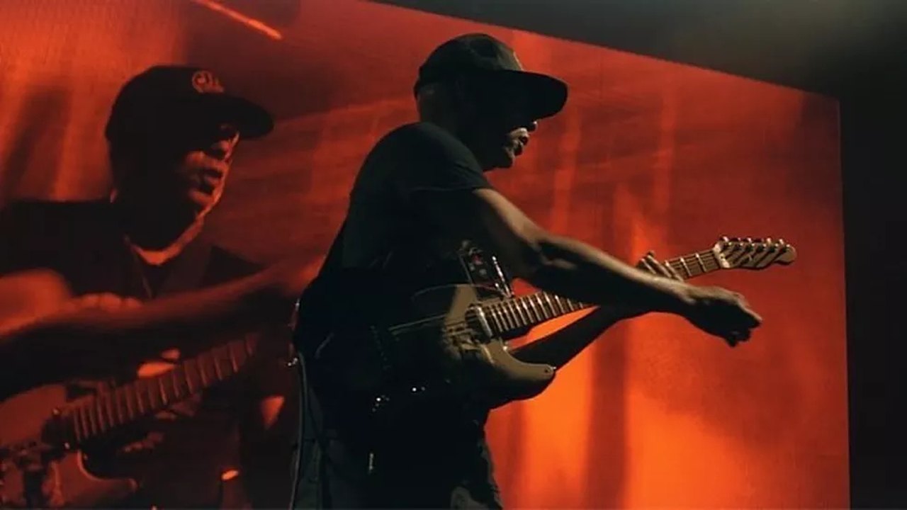 Tom Morello é derrubado do palco em show do Rage Against The Machine