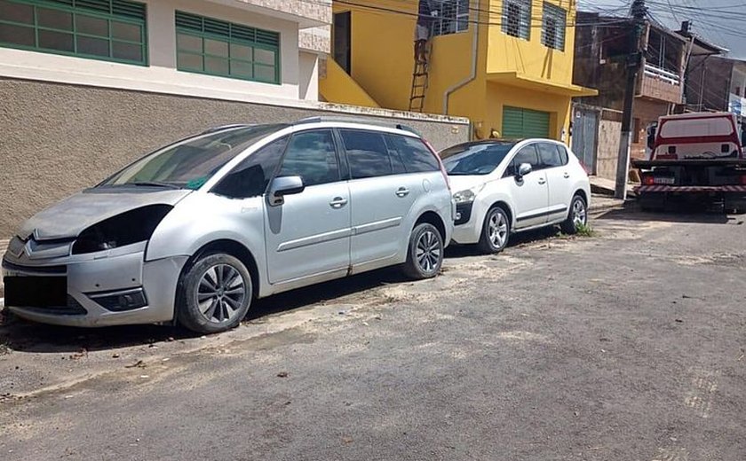 Operação retira 43 veículos abandonados das ruas de Maceió