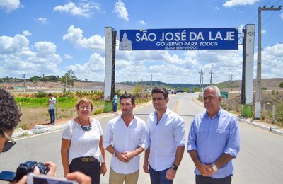 Prefeito Rodrigo Valença visita obras com o deputado federal JHC em São José da Laje