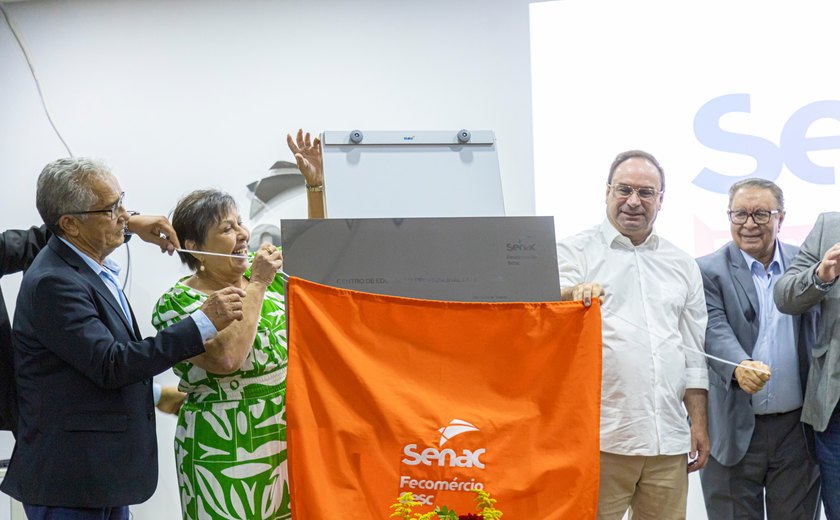 Prefeito Luciano e ex-prefeita Célia Rocha recebem Prêmio Personalidades do Centenário durante inauguração no Senac Agreste