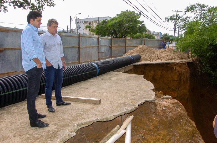 Prefeito Rui Palmeira acompanha obras de recuperação de via no Murilópolis