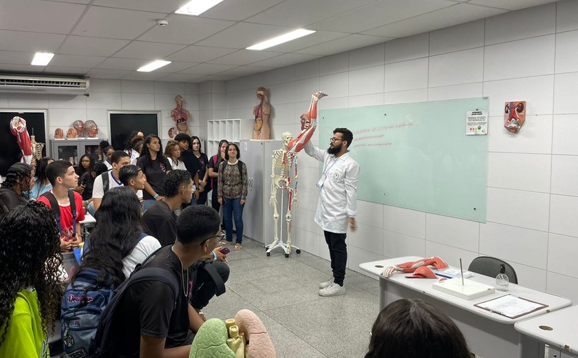 Estudantes participam de Feira das Profissões para facilitar a escolha do curso superior