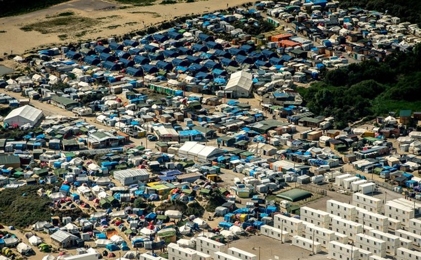 França inicia retirada de migrantes de acampamento de Calais na segunda