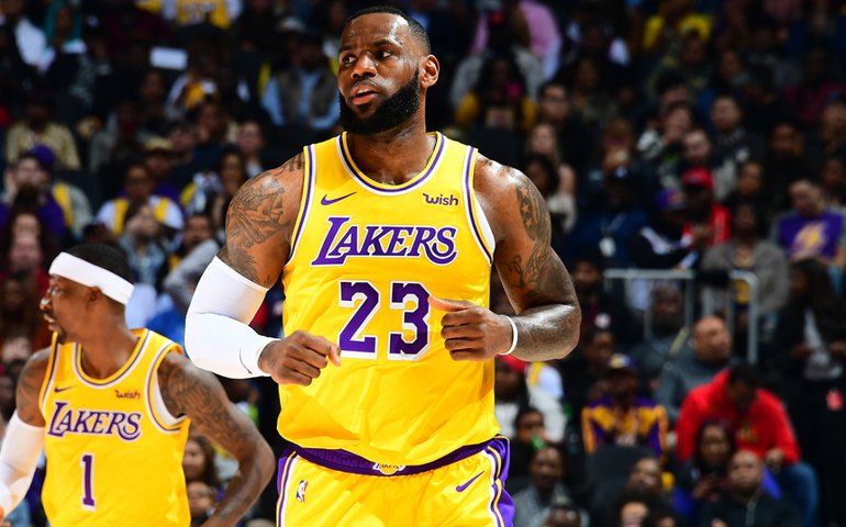 Suns aproveitam desfalques e arrasam Lakers em casa NBA; Bucks vencem