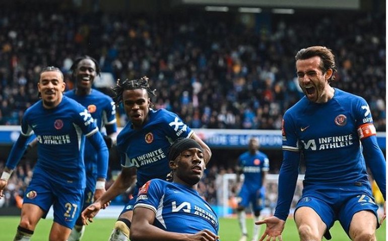 Chelsea erra pênalti, faz gol contra bizarro, mas bate Leicester e avança na Copa da Inglaterra