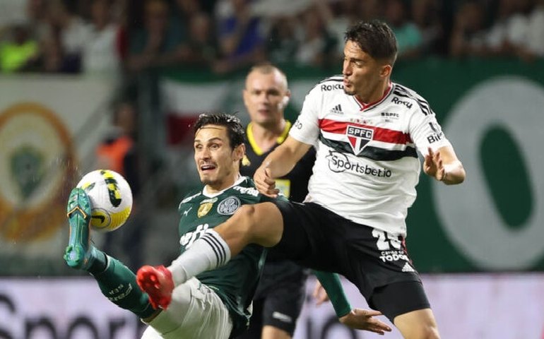 Falta de ação da direção no erro do VAR no clássico irrita política do Palmeiras