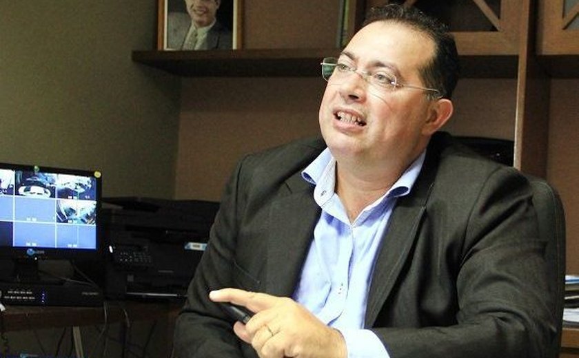 Adeilson Bezerra critica gestão dos R$100 milhões de saneamento em Palmeira dos Índios