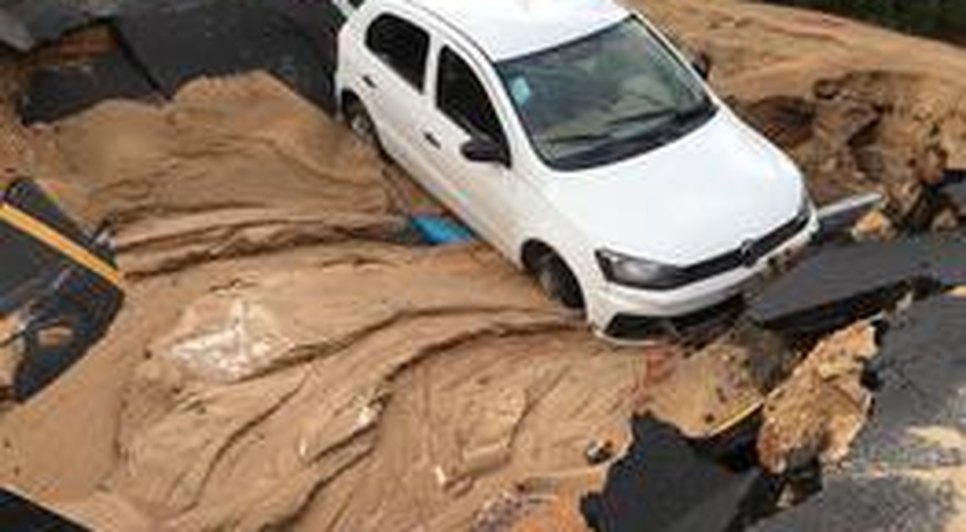 CARRO CAI NO BURACO DA DESO