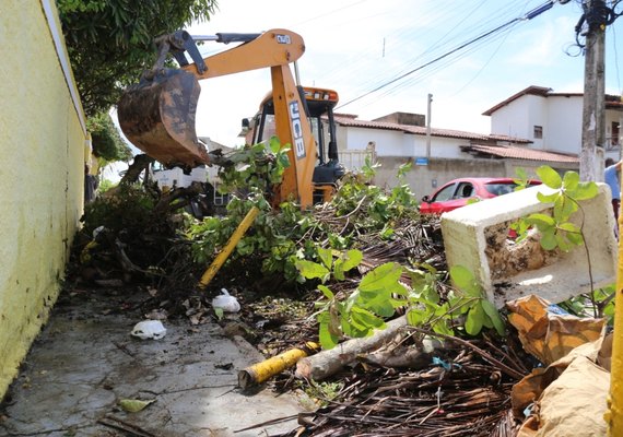 PREVENIR: Prefeitura recolhe cerca de 4 toneladas de entulhos descartados de forma irregular, na Massagueira