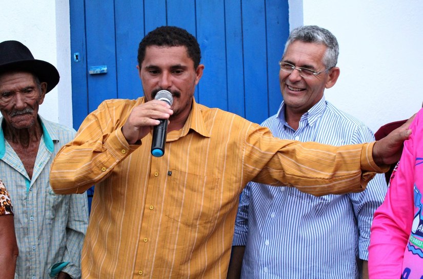Prefeito de Ibateguara entrega casa popular e faz a alegria de morador