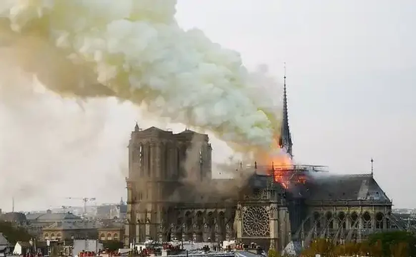 Obras que sobreviveram ao incêndio de Notre Dame são expostas em Paris