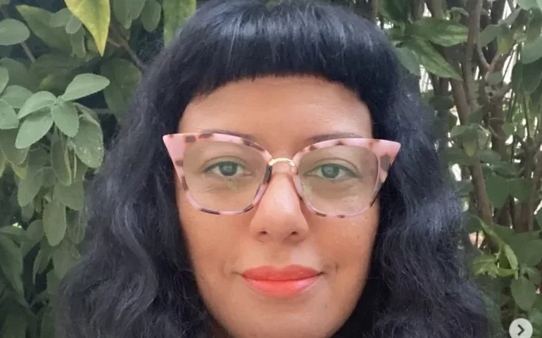 'Não Inviabilize', de Déia Freitas, é o podcast brasileiro entre os mais ouvidos no Spotify