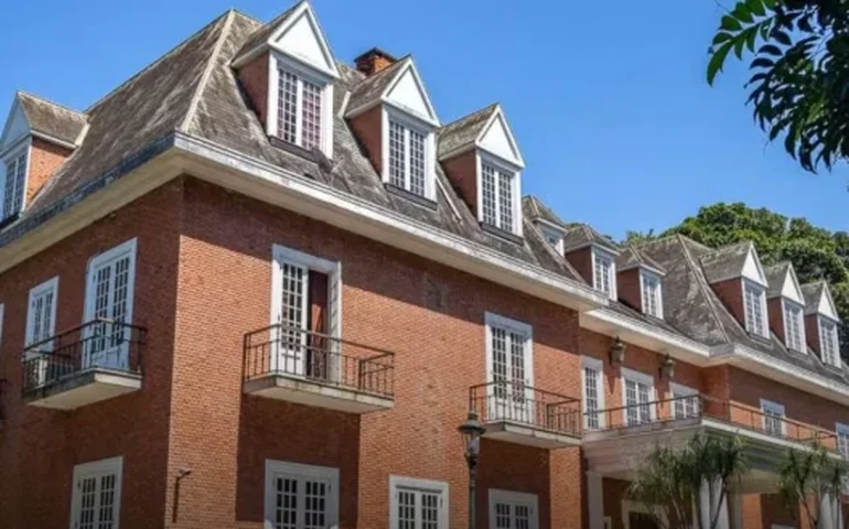 Mansão mais cara do Brasil será palco de leilão com obras avaliadas em mais de R$ 25 milhões