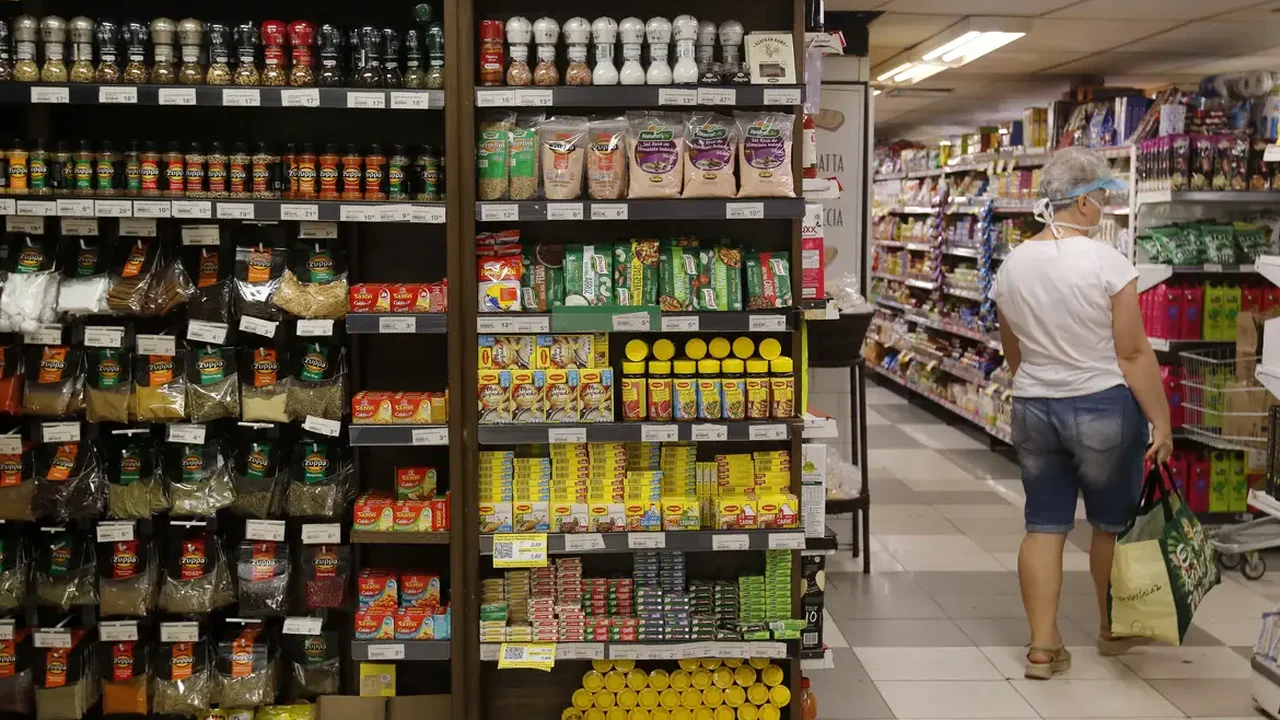 Fabricação de produtos alimentícios liderou geração de empregos na indústria em 2024, diz IBGE