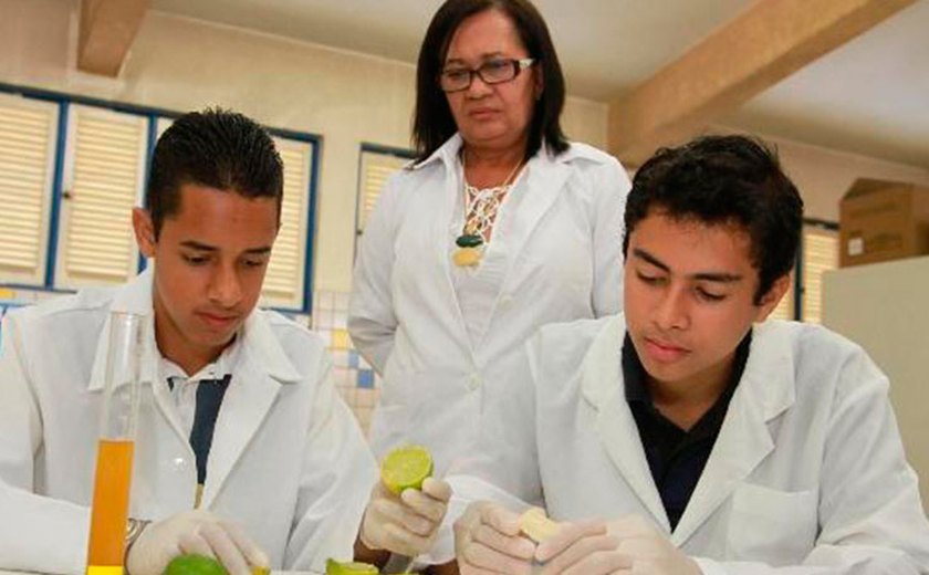 Professora estimula interesse pela pesquisa entre jovens do Agreste