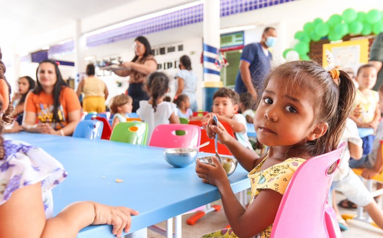 Educação inaugura refeitório com mobiliário novo na creche Monsenhor Luiz Barbosa