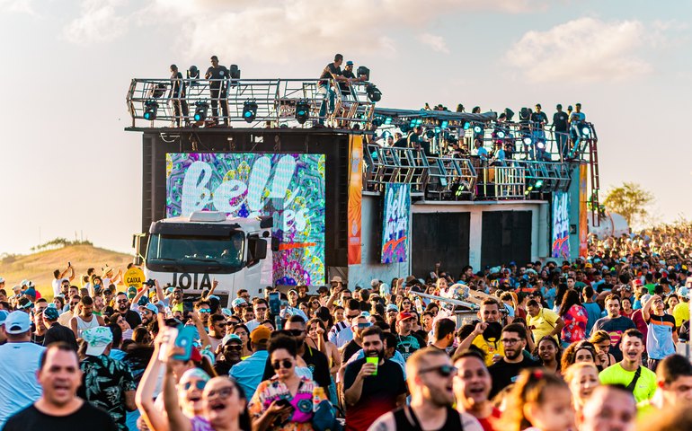 Arapiraca 99 anos: Bell Marques arrasta multidão de 30 mil pessoas pela expansão da Perucaba