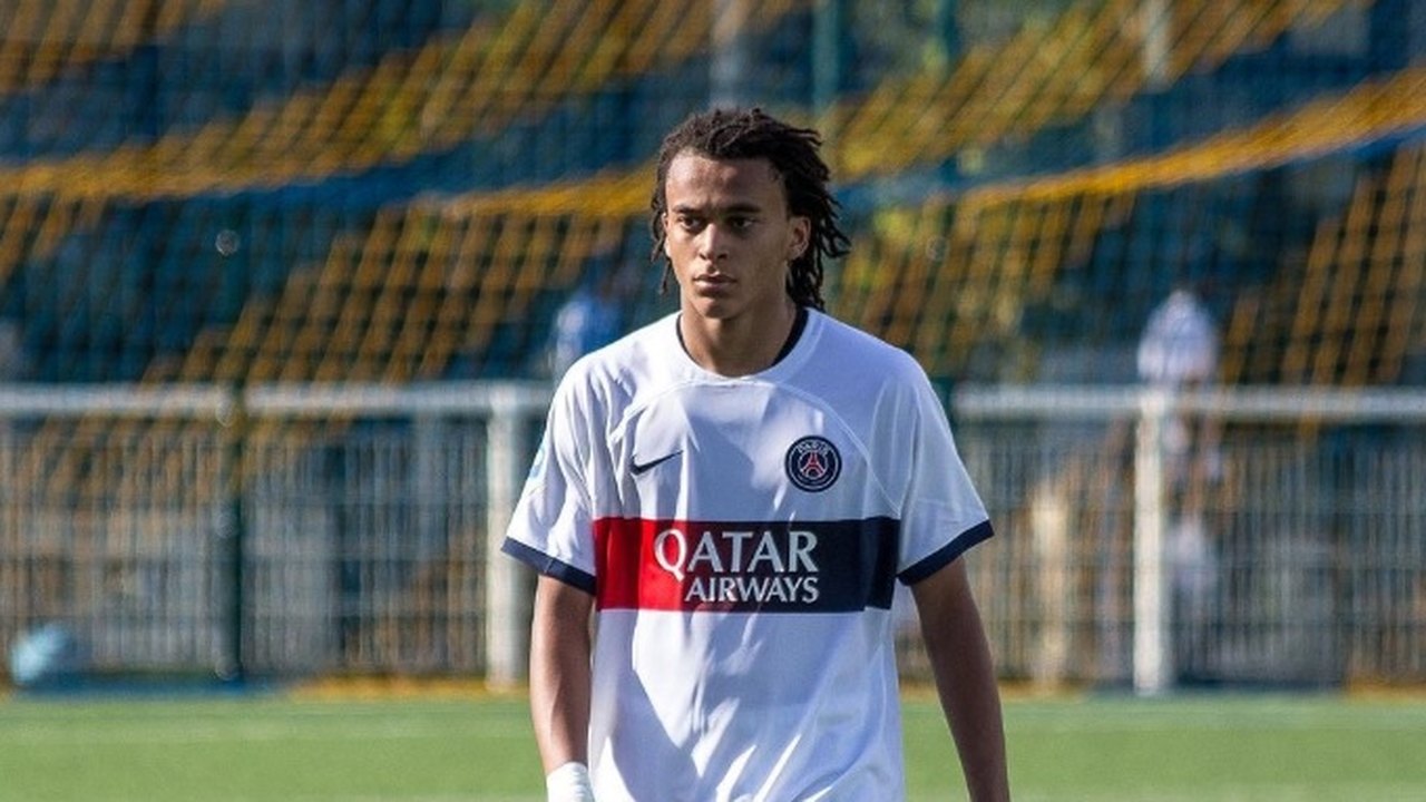 Irmão mais novo de Mbappé é relacionado pela primeira vez nos profissionais do PSG