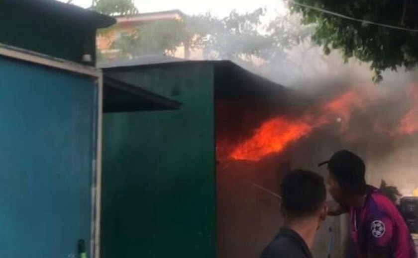 Barraca pega fogo em praça do centro de União dos Palmares