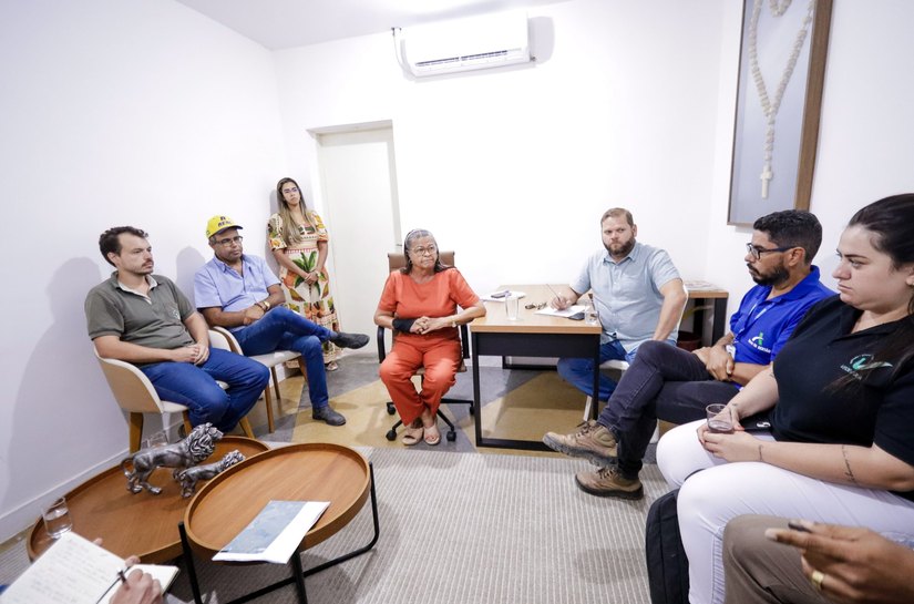 Prefeita Tia Júlia se reúne com empresa para melhorar abastecimento de água na cidade