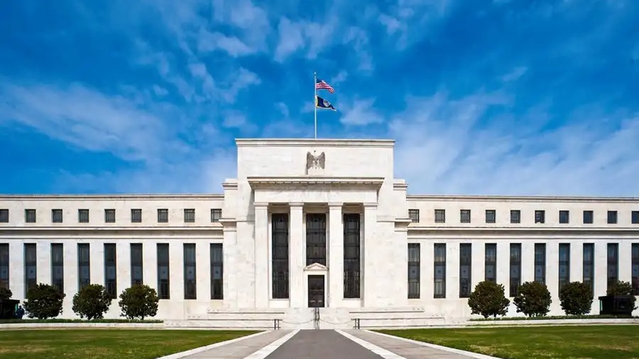 Fed retira trecho que antecipava aperto adicional e deixa em aberto possibilidade de pausa