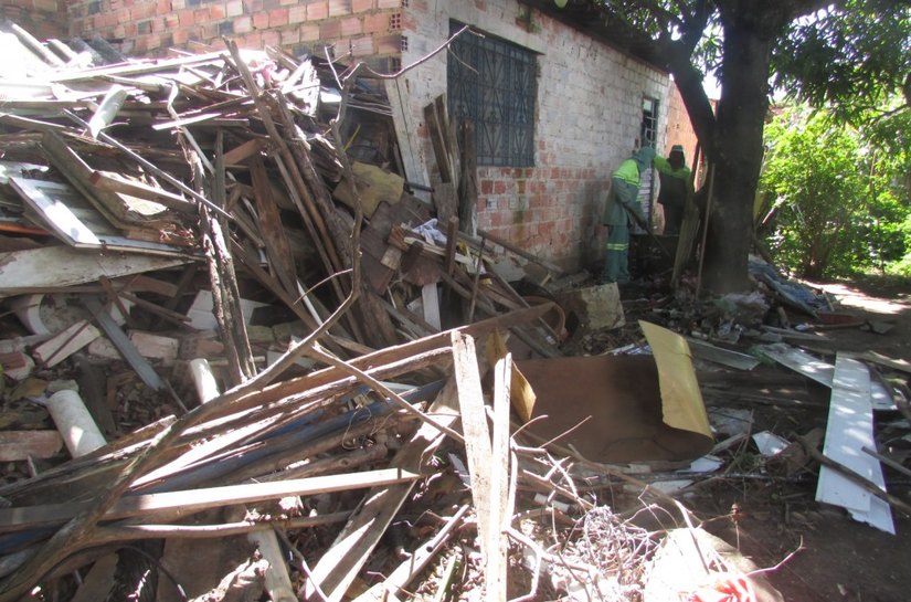 Slum vai recolher 70 toneladas de lixo em casas de acumuladores