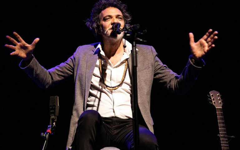 Paulinho Moska toca seus violões no Teatro Rival