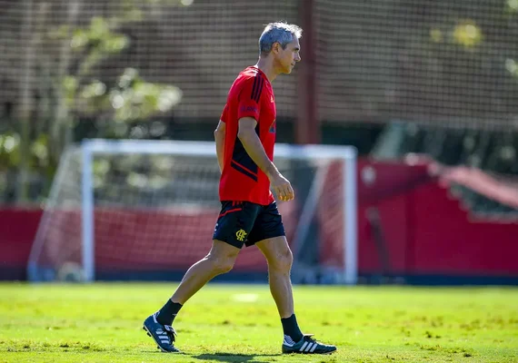 Debate no Flamengo sobre possível demissão de Paulo Sousa tem multa e ausência de substituto