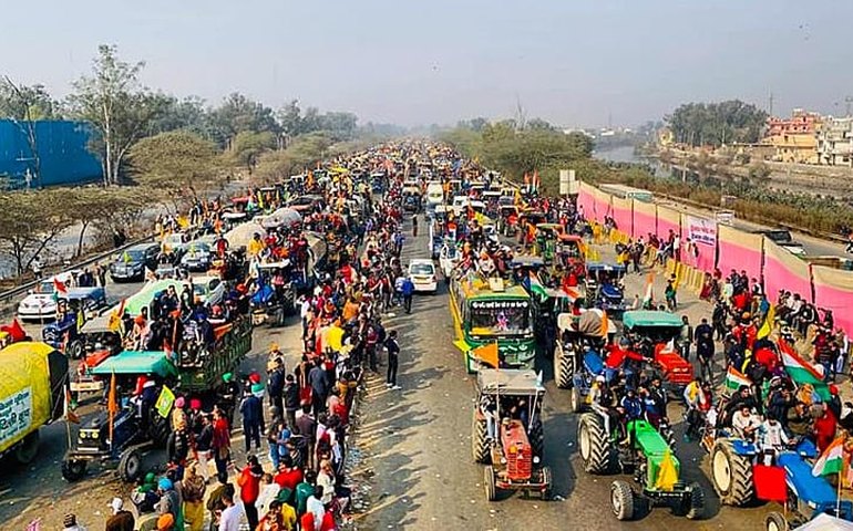 Délhi tem protestos após estudantes morrerem afogados em porão alagado de prédio