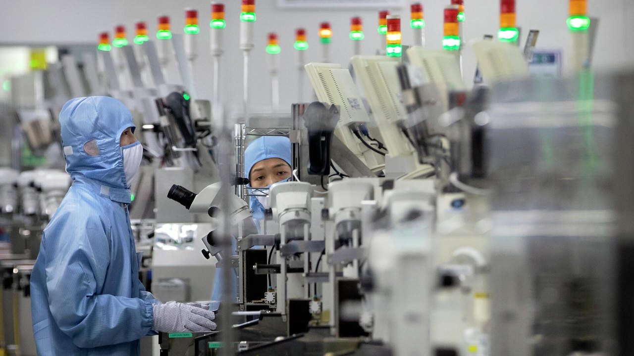 De olho na China, EUA restringem exportações de chips de 80 empresas estrangeiras