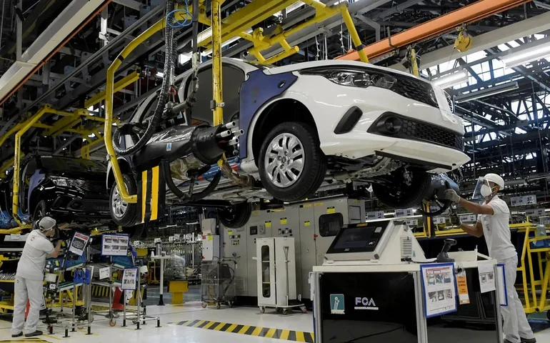 Stellantis corta projeções de margem de lucro e caixa; em Milão, ação tomba 14,5%