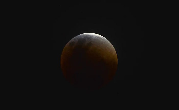 Desde que não haja nuvens na frente da Lua, será possível observar o eclipse olhando para o céu