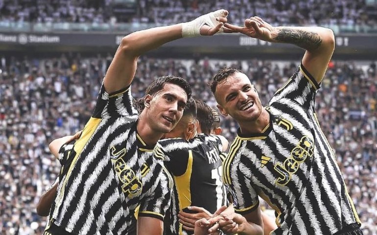 Vlahovic faz dois, Juventus bate Lazio e continua invicta no Campeonato Italiano