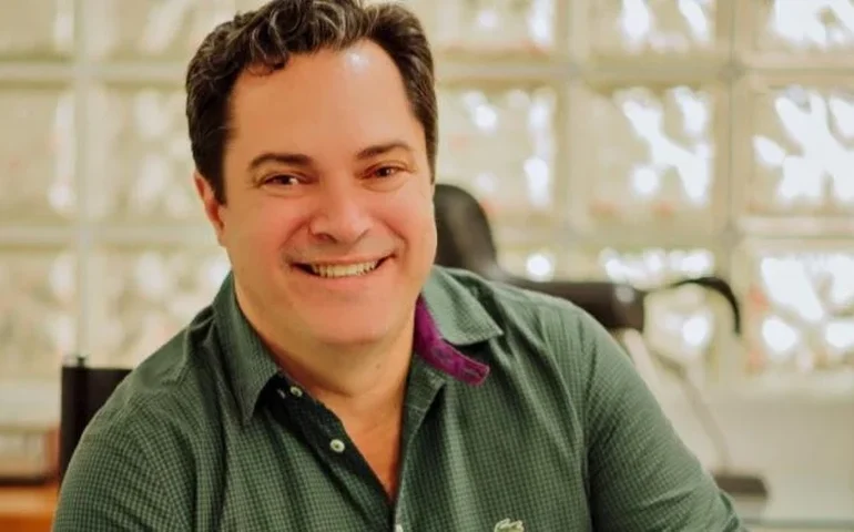 Prefeito mineiro Júlio Fontoura Jr. provoca debate ao comparar shows milionários com investimentos estruturais no município Ipanema