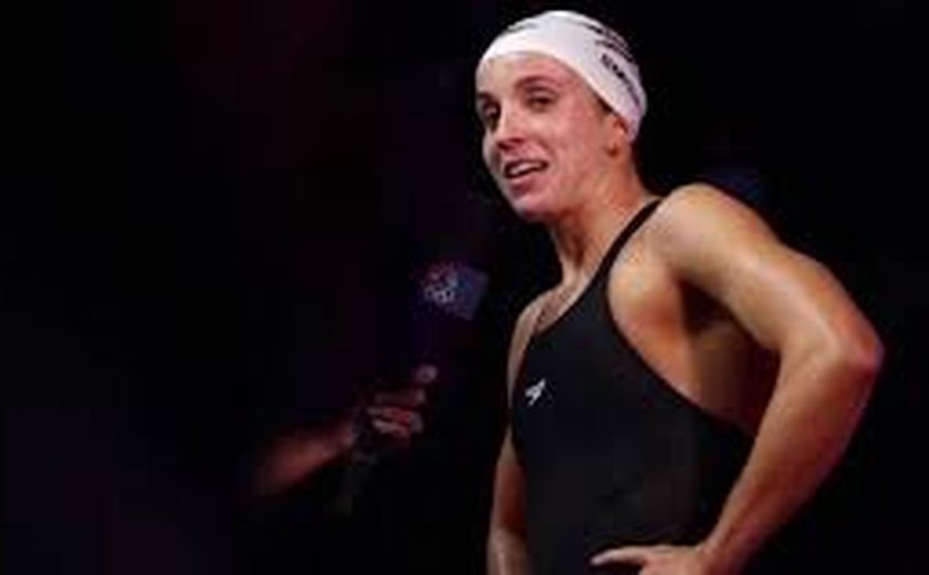 Nadadora americana bate recorde mundial dos 100m costas em seletiva olímpica