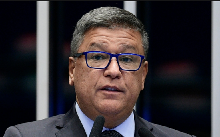 Bolsonaro escolhe senador Carlos Viana como líder do governo no Senado