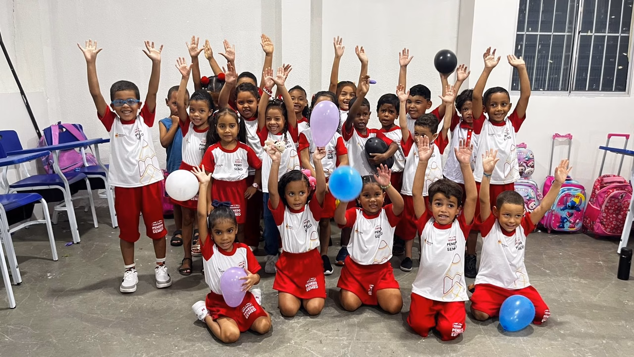 Ano letivo começa com fardamento novo para 11 mil alunos da rede municipal de Penedo