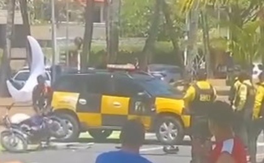 Motociclista destrói próprio veículo após abordagem na orla de Ponta Verde, em Maceió