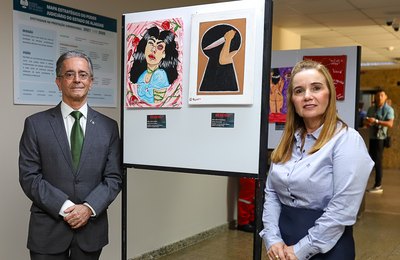 Presidente Fábio Bittencourt visita exposição 'Não nos Mate' no hall de entrada do TJAL