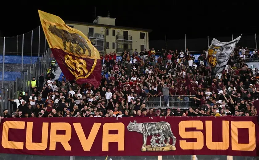 Torcida da Roma entoa cânticos fascistas antes de jogo em Pisa