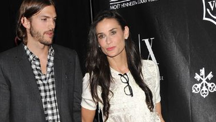Demi Moore anuncia fim do casamento com Ashton Kutcher
