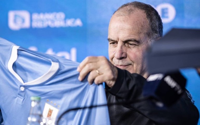 Uruguai de Bielsa tem atuação soberana na Bombonera e vence a Argentina por 2 a 0
