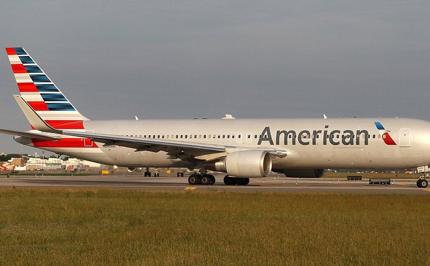 Passageiros negros expulsos de avião da American Airlines vão à justiça contra empresa aérea